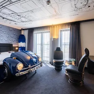 Hotell V8 At Motorworld